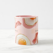 ピンクパーソナライズされたの揚げ卵とベーコン柄 ツートーンマグカップ (中央)