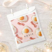 ピンクパーソナライズされたの揚げ卵とベーコン柄 フェイバーバッグ (クリップ留めされた状態)