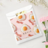 ピンクパーソナライズされたの揚げ卵とベーコン柄 フェイバーバッグ (封をした状態)