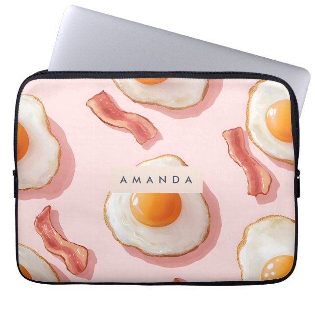 ピンクパーソナライズされたの揚げ卵とベーコン柄 ラップトップスリーブ (正面)