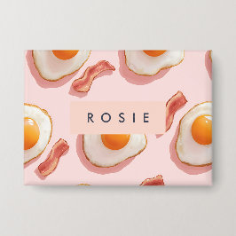 ピンクパーソナライズされたの揚げ卵とベーコン柄 缶バッジ