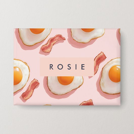 ピンクパーソナライズされたの揚げ卵とベーコン柄 缶バッジ (正面)
