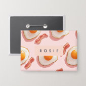 ピンクパーソナライズされたの揚げ卵とベーコン柄 缶バッジ (正面/裏面)