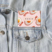 ピンクパーソナライズされたの揚げ卵とベーコン柄 缶バッジ (インサイチュ)