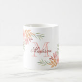 ピンクパーソナライズされたの水彩フローラモノグラム名 コーヒーマグカップ (中央)