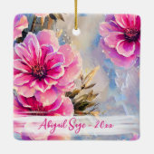 ピンクパーソナライズされたの花かわいらしのフローラ セラミックオーナメント (裏面)