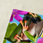 ピンクパーソナライズされたの花に囲まれた緑のカエル ビーチタオル (インサイチュ)