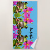 ピンクパーソナライズされたの花に囲まれた緑のカエル ビーチタオル (正面)