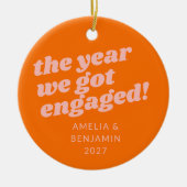 ピンクパーソナライズされたオレンジ初めてのクリスマス婚約した セラミックオーナメント (正面)