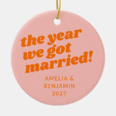 ピンクパーソナライズされたオレンジ初めてのクリスマス結婚した セラミックオーナメント (正面)