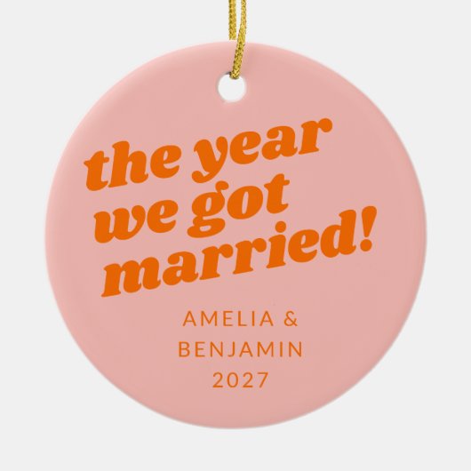 ピンクパーソナライズされたオレンジ初めてのクリスマス結婚した セラミックオーナメント (正面)