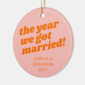 ピンクパーソナライズされたオレンジ初めてのクリスマス結婚した セラミックオーナメント (左)