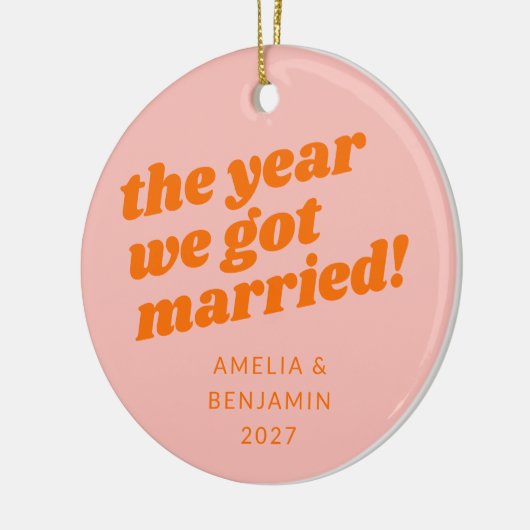 ピンクパーソナライズされたオレンジ初めてのクリスマス結婚した セラミックオーナメント (左)