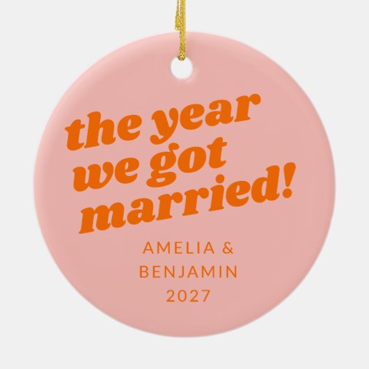 ピンクパーソナライズされたオレンジ初めてのクリスマス結婚した セラミックオーナメント (裏面)