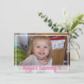 ピンクパーソナライズされたガールの写真誕生日 招待状 (スタンド正面)