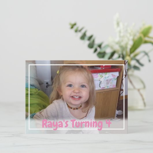 ピンクパーソナライズされたガールの写真誕生日 招待状 (スタンド正面)