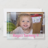 ピンクパーソナライズされたガールの写真誕生日 招待状 (正面)