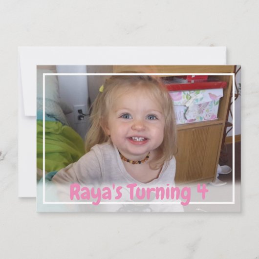 ピンクパーソナライズされたガールの写真誕生日 招待状 (正面)