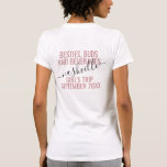 ピンクパーソナライズされたガールズウィークエンドベスティトリップカスタム Tシャツ<br><div class="desc">女の子の週末の旅行のパーソナライズされた文字Tシャツカスタムは、日付、目的地や場所、名前、おもしろい引用文などの言葉を使って、「別物、芽、飲み物」は、おもしろいを作り、あなたの旅行チームや花嫁のための有用なキープサプライズを作る。</div>