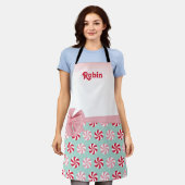 ピンクパーソナライズされたグリーンキャンディクリスマス エプロン (着用した状態)