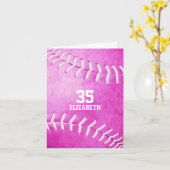ピンクパーソナライズされたシンプルのソフトボールのスポーツ挨拶 カード (黄色い花)