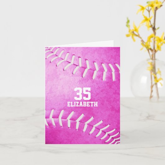 ピンクパーソナライズされたシンプルのソフトボールのスポーツ挨拶 カード (黄色い花)