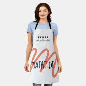 ピンクパーソナライズされたスモダンクリプトモノグラム エプロン (着用した状態)