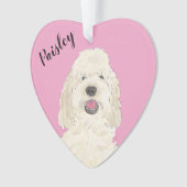 ピンクパーソナライズされたハートホワイトクリームゴールデンドードル オーナメント (正面)