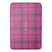 ピンクパーソナライズされたパープル名門私立校風のガールプレイドタータンチェック バスマット (正面縦)
