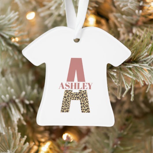ピンクパーソナライズされたヒョウ柄モノグラム オーナメント (ツリー)