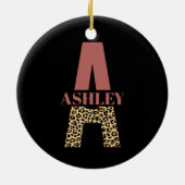 ピンクパーソナライズされたヒョウ柄モノグラム セラミックオーナメント (裏面)