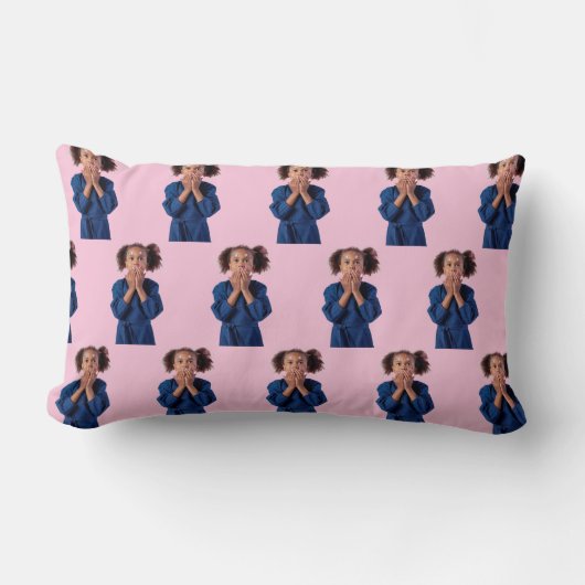 ピンクパーソナライズされたフォトコラージュ子供の誕生日 ランバークッション (正面)