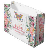 ピンクパーソナライズされたフローラ，蝶の赤ちゃんシャワー ラージペーパーバッグ (正面アングル)