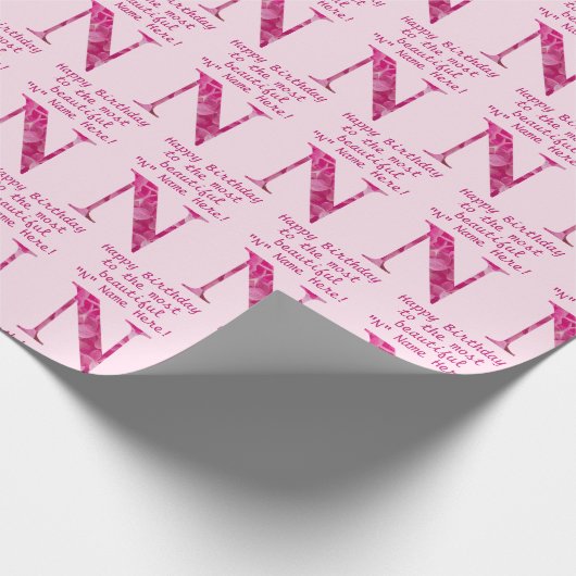 ピンクパーソナライズされたフローラ「N」モノグラムアート誕生日 ラッピングペーパー (角)