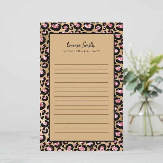 ピンクパーソナライズされたブラックブラウンチエータヒョウのライン 便箋 (スタンド正面)
