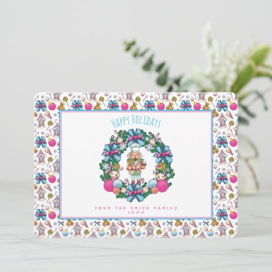 ピンクパーソナライズされたブルークリスマスくるみ割りリース シーズンカード (スタンド正面)