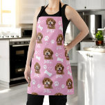 ピンクパーソナライズされたペットフォトドッグラバーインスタグラム エプロン<br><div class="desc">「可愛いラブポープリント犬の愛犬の愛犬ペットフォトカスタム」デザインで、あなたの毛皮の仲間への愛を示す。このパーソナライズされた製品は、あなたの愛犬にお気に入りの心温まる賛辞を作成し、あなたのペットの写真を特色にすることができる。可愛らしい前足のプリントモチーフとカスタマイズ可能なオプションを備え、どんな犬好きにも最適な贈り物。家庭のインテリアでも個人的なキープサックでも、お客様とペットの絆を美しく捉え、宇宙に特別なtouchを加える。</div>