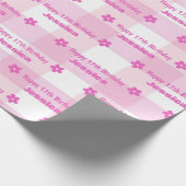 ピンクパーソナライズされたホワイトプレイドハッピー17誕生日 ラッピングペーパー (角)