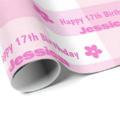 ピンクパーソナライズされたホワイトプレイドハッピー17誕生日 ラッピングペーパー (ロールコーナー)