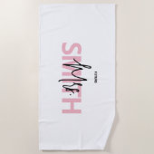 ピンクパーソナライズされたミセス名字タイポグラフィ ビーチタオル (正面)