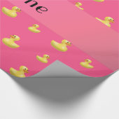 ピンクパーソナライズされたラバーのダックパターンを名付ける ラッピングペーパー (角)