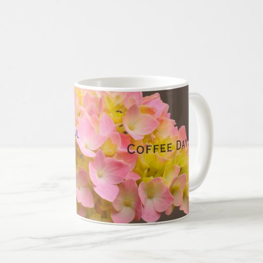 ピンクパーソナライズされた咲きアジサイ、フローラ コーヒーマグカップ (正面右)