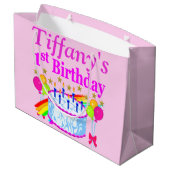 ピンクパーソナライズされた第1バースデーケーキ抱き枕 ラージペーパーバッグ (裏面アングル)