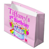 ピンクパーソナライズされた第1バースデーケーキ抱き枕 ラージペーパーバッグ (正面アングル)