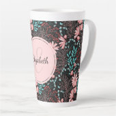 ピンクパーソナライズされた&ティール（緑がかった色）ダークフローラ カフェラテマグ (右アングル)