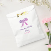 ピンクパープルのリボンがきらきらと輝く、ウエディングシャワーの名前 フェイバーバッグ (封をした状態)