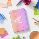 ピンクパープルグリッターとスパークルモノグラム iPad PROカバー<br><div class="desc">金ゴールド、ピンクとパープルパステルのレインボーグラデーショングリッターフェイクとスパークルモノグラムエレガントケース。この場合はカスタマイズ、イニシャルと名を含めることができる。</div>