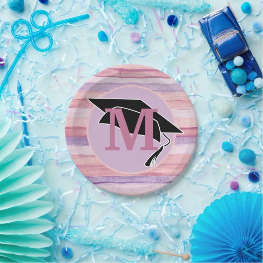 ピンクパープルストライプの卒業キャップモノグラム ペーパープレート (パーティー)