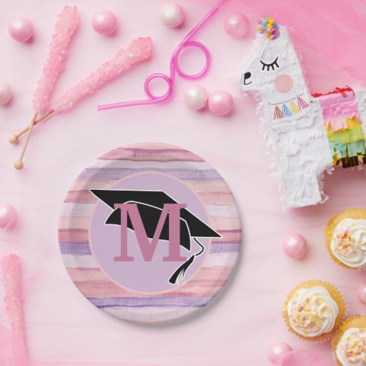 ピンクパープルストライプの卒業キャップモノグラム ペーパープレート (パーティー)