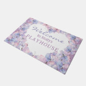 ピンクパープルバタフライカスタムズPLAYHOUSEへようこそ ドアマット (アングル)